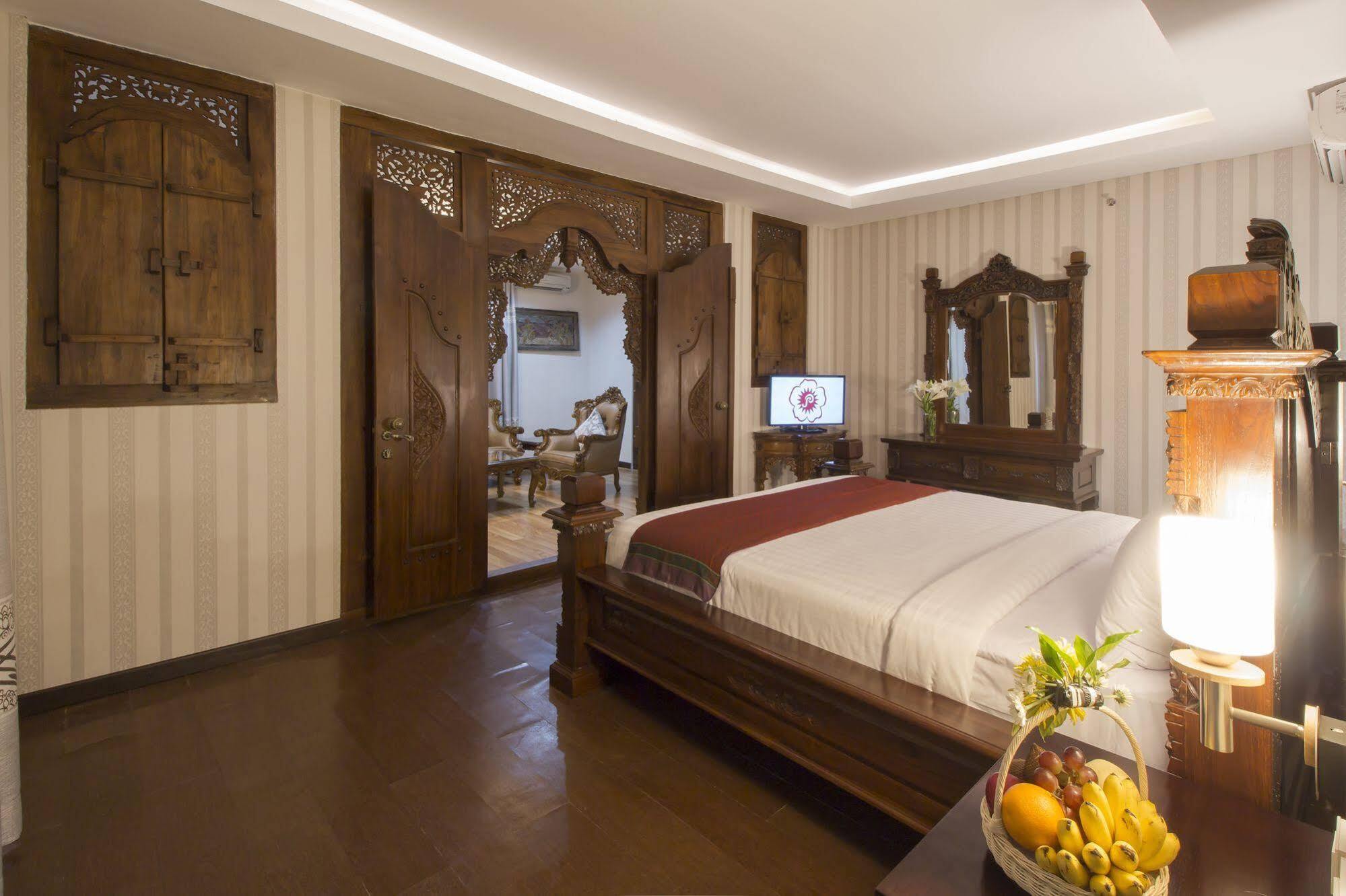 Grand Puri Saron Hotel Malioboro Yogyakarta Esterno foto