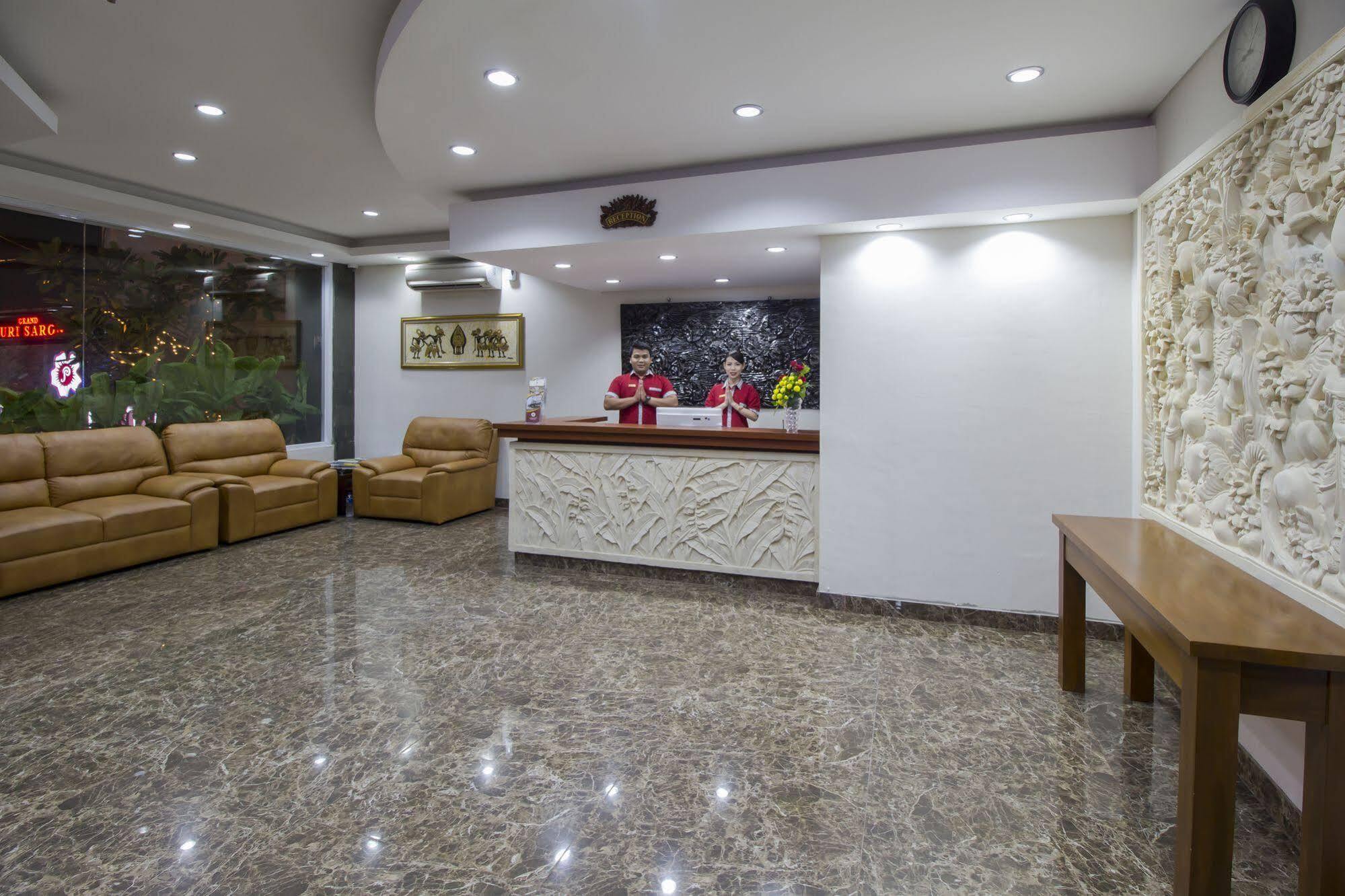 Grand Puri Saron Hotel Malioboro Yogyakarta Esterno foto