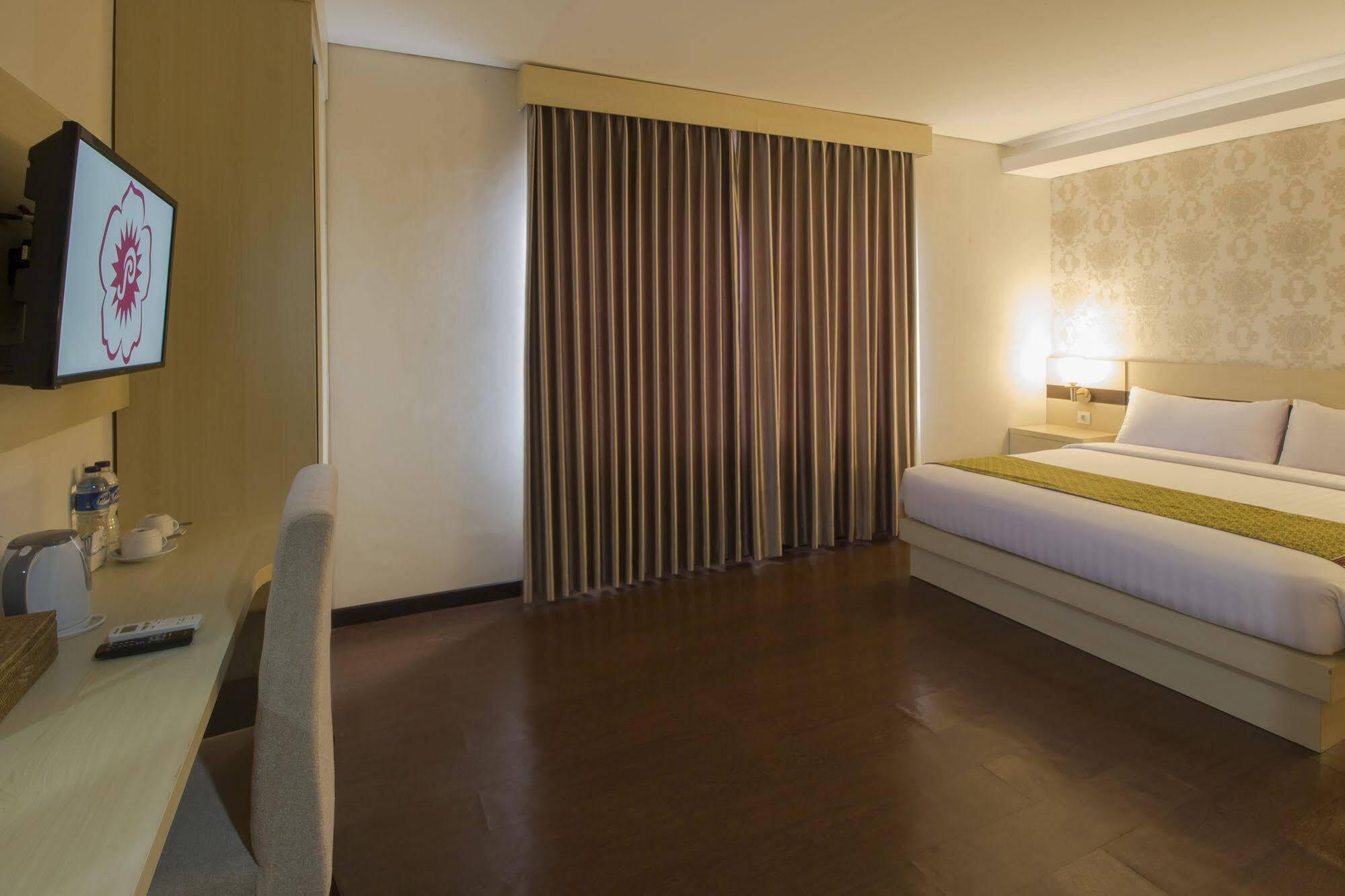 Grand Puri Saron Hotel Malioboro Yogyakarta Esterno foto