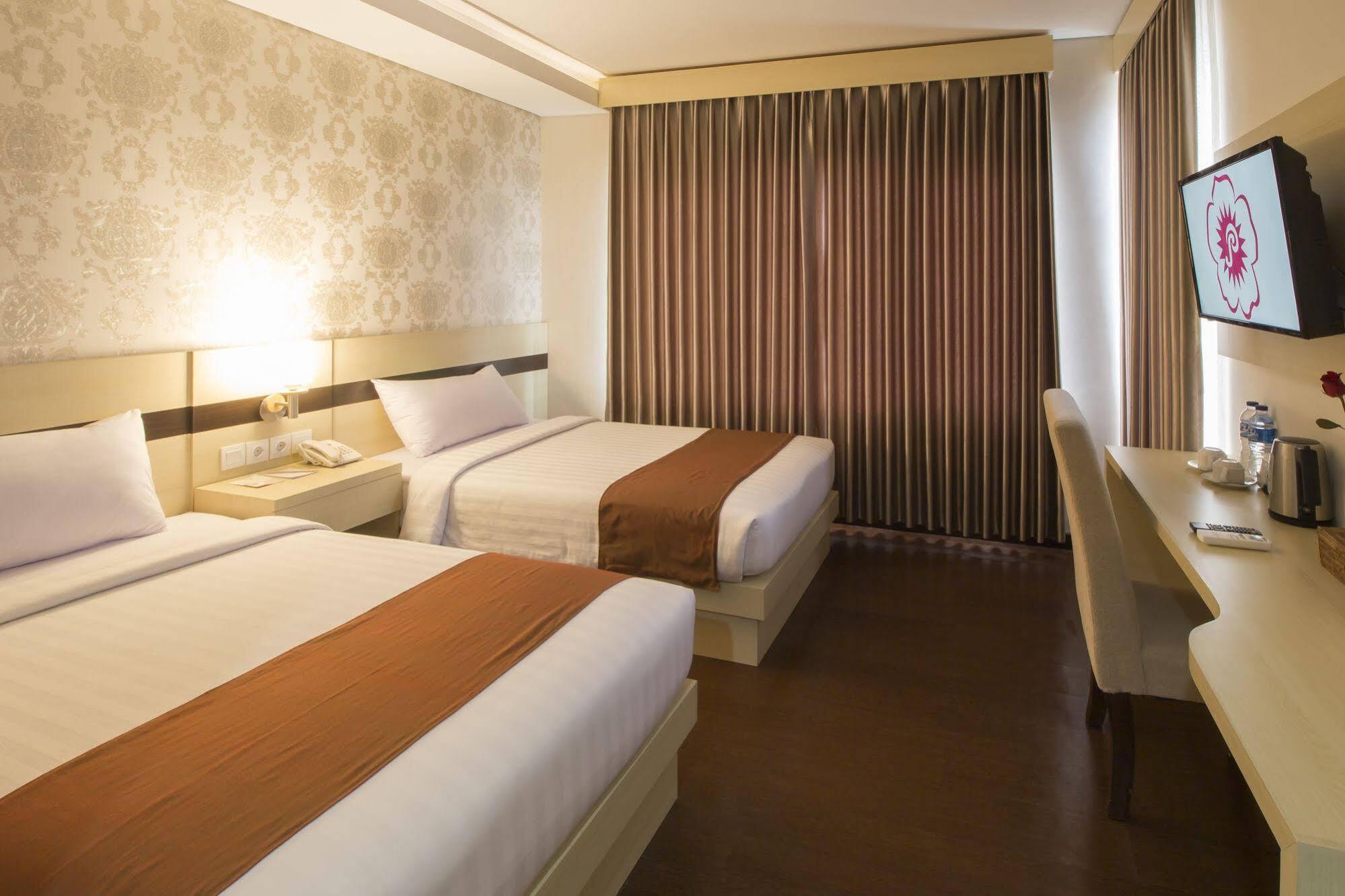 Grand Puri Saron Hotel Malioboro Yogyakarta Esterno foto