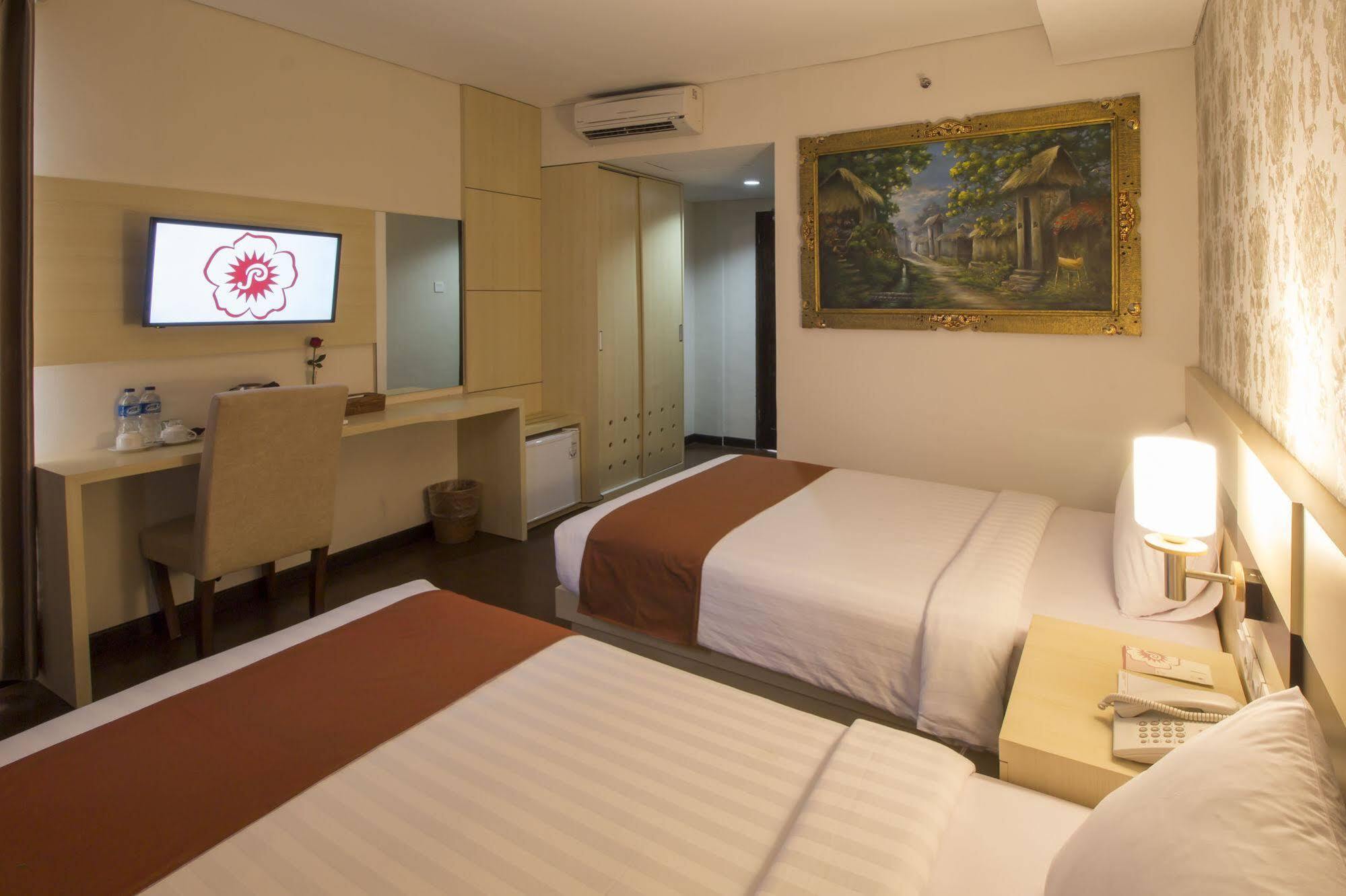 Grand Puri Saron Hotel Malioboro Yogyakarta Esterno foto