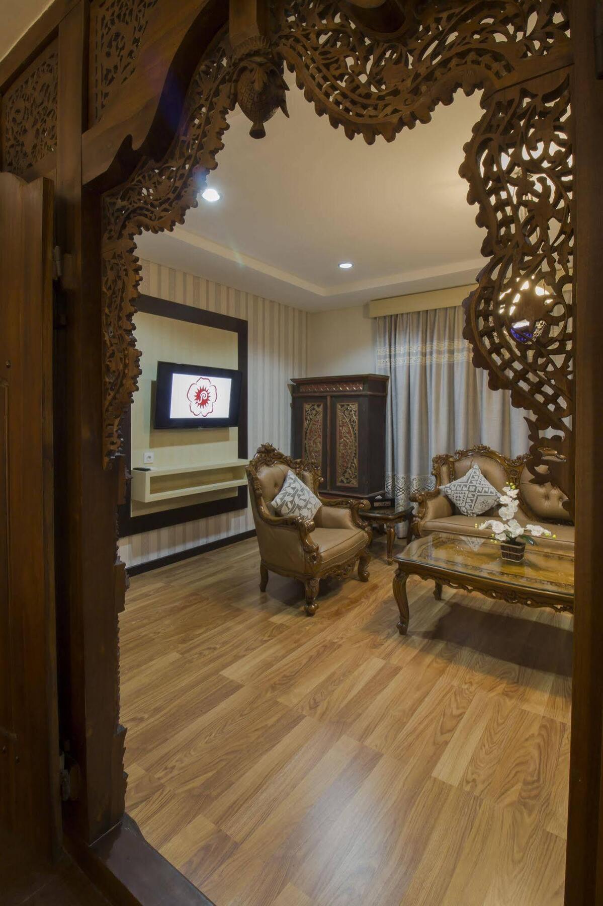 Grand Puri Saron Hotel Malioboro Yogyakarta Esterno foto