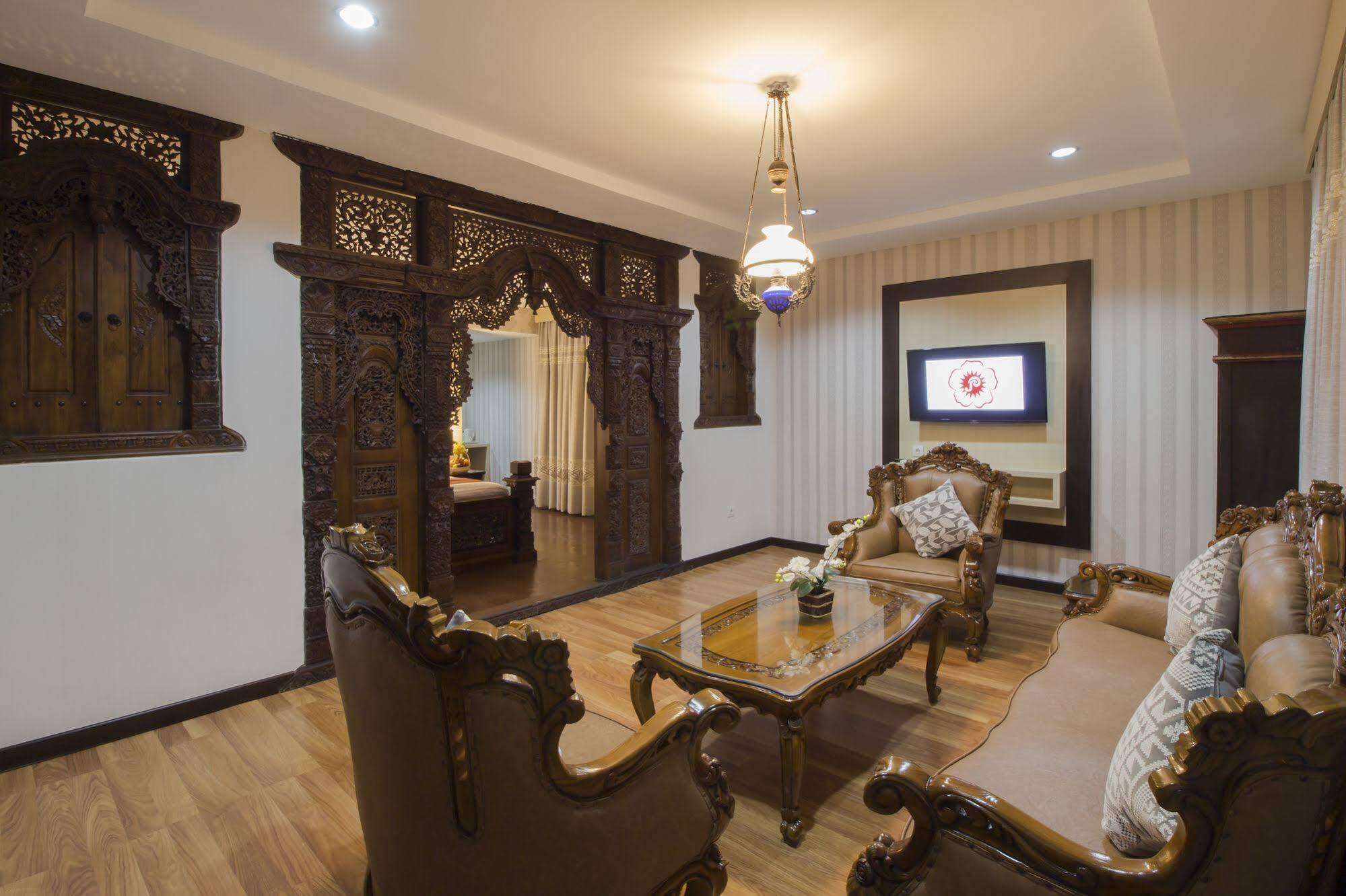 Grand Puri Saron Hotel Malioboro Yogyakarta Esterno foto