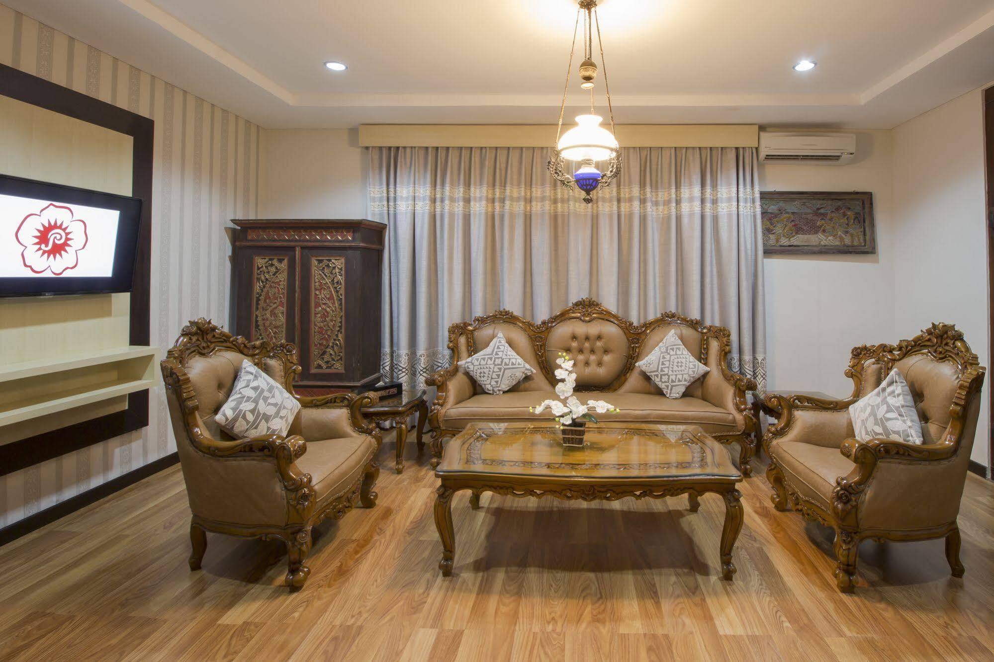 Grand Puri Saron Hotel Malioboro Yogyakarta Esterno foto