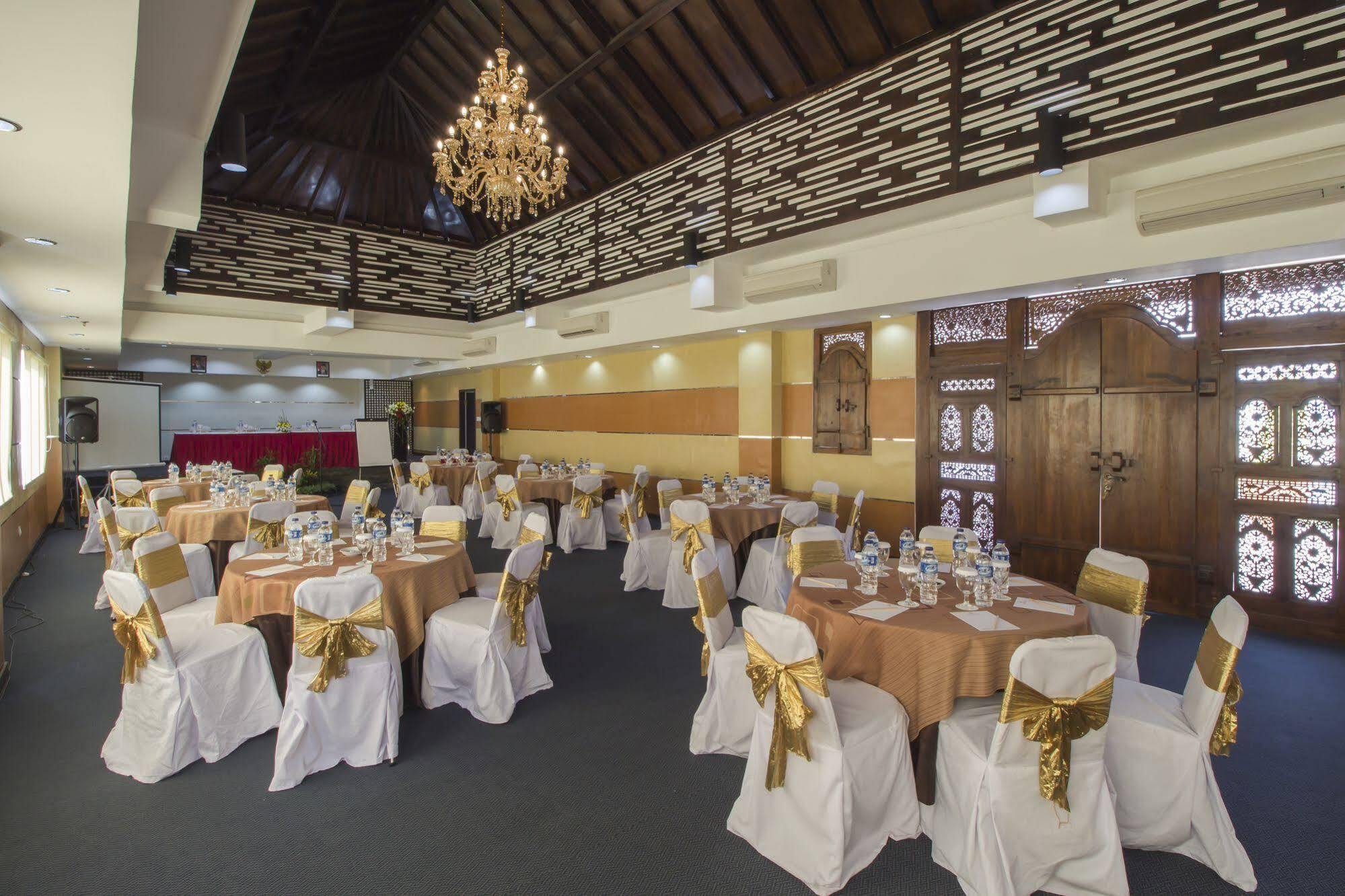 Grand Puri Saron Hotel Malioboro Yogyakarta Esterno foto